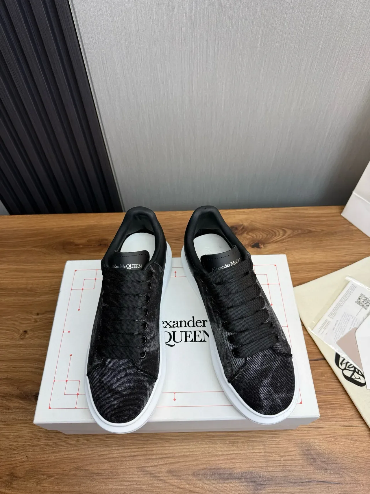 Alexander McQueen 超大运动鞋 黑白生活方式运动鞋 2