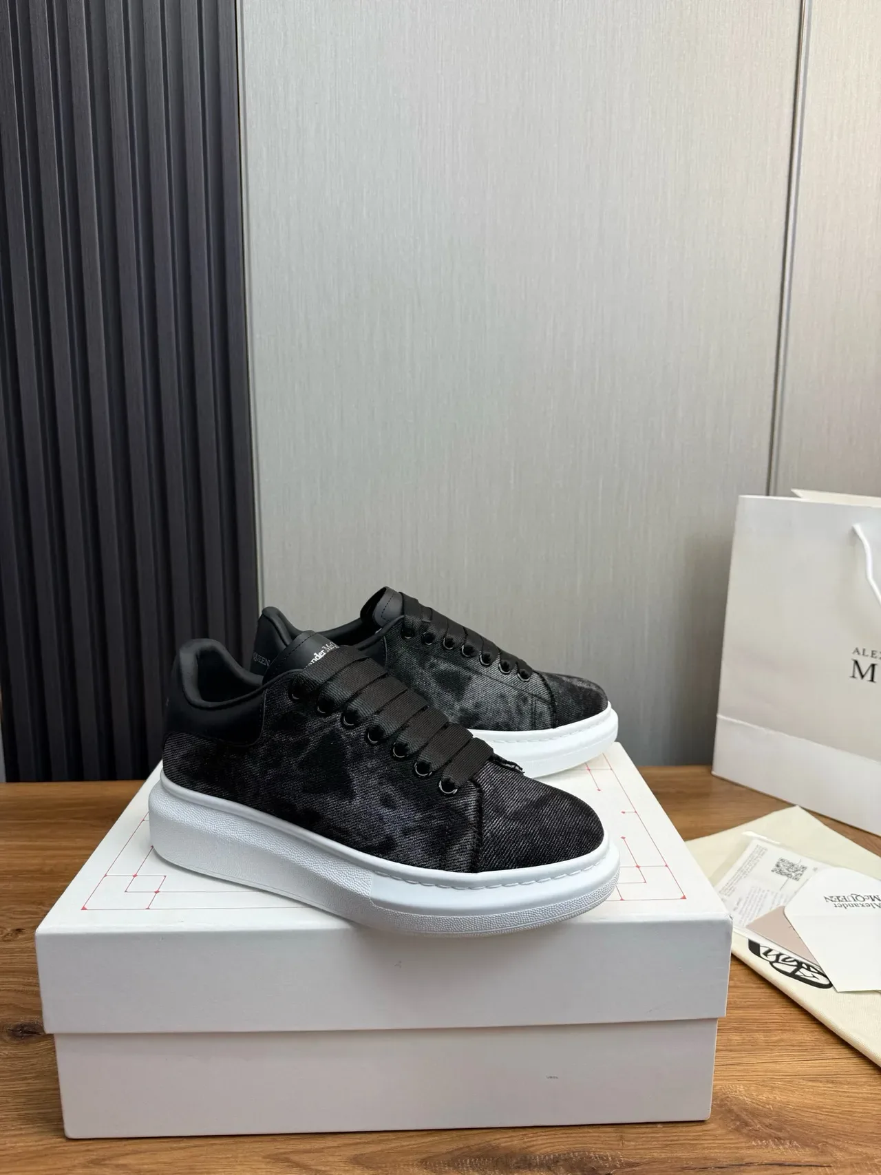 Alexander McQueen 超大运动鞋 黑白生活方式运动鞋 3