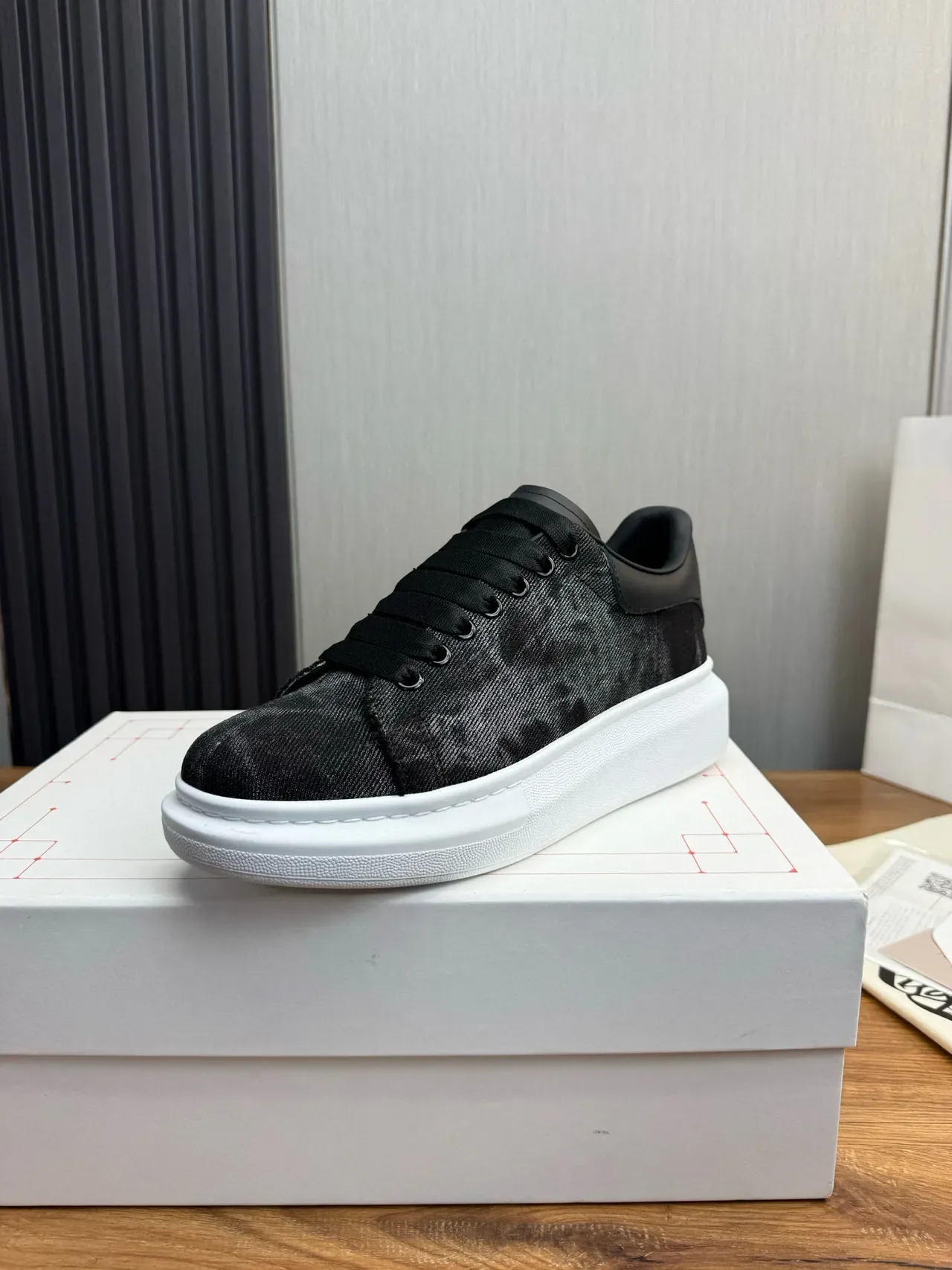 Alexander McQueen 超大运动鞋 黑白生活方式运动鞋 4
