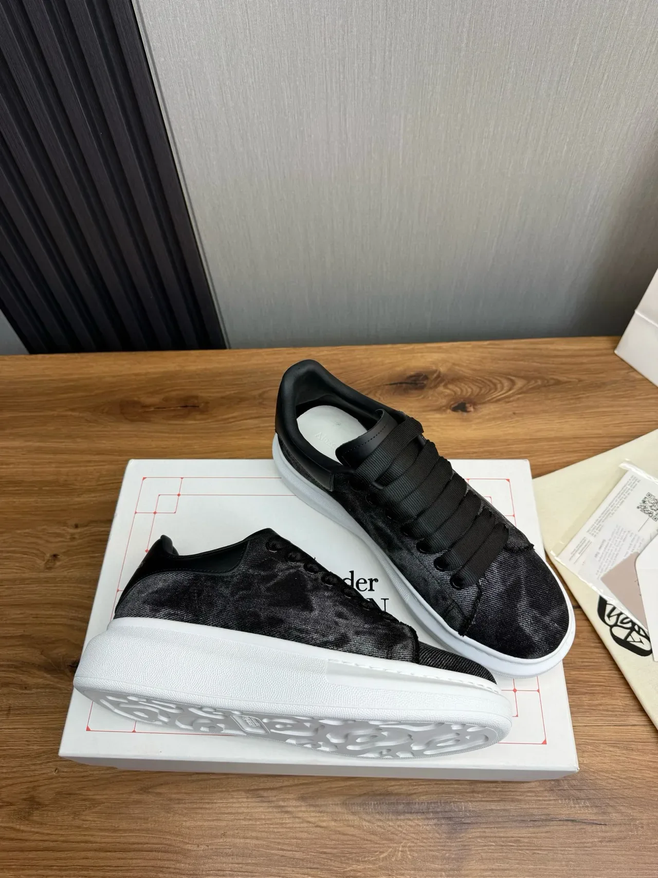 Alexander McQueen 超大运动鞋 黑白生活方式运动鞋 5