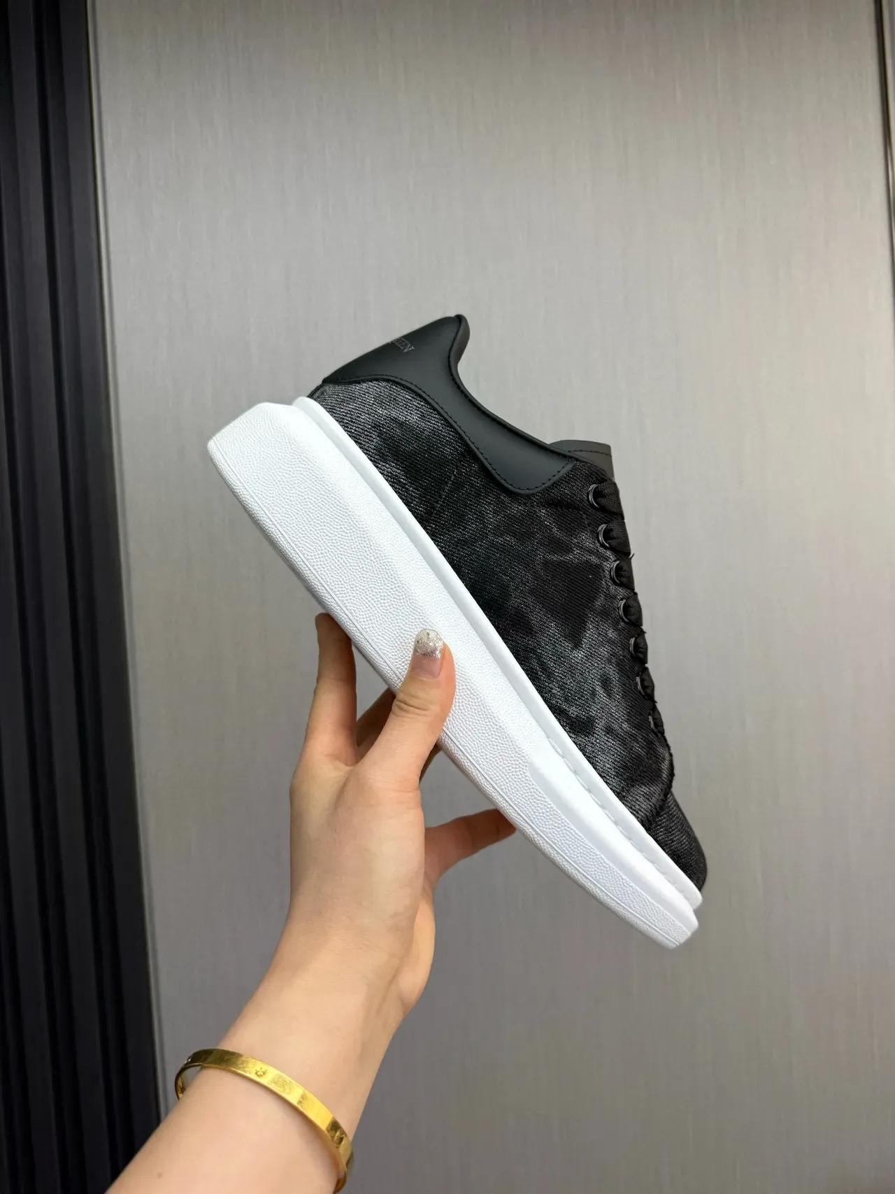 Alexander McQueen 超大运动鞋 黑白生活方式运动鞋 6