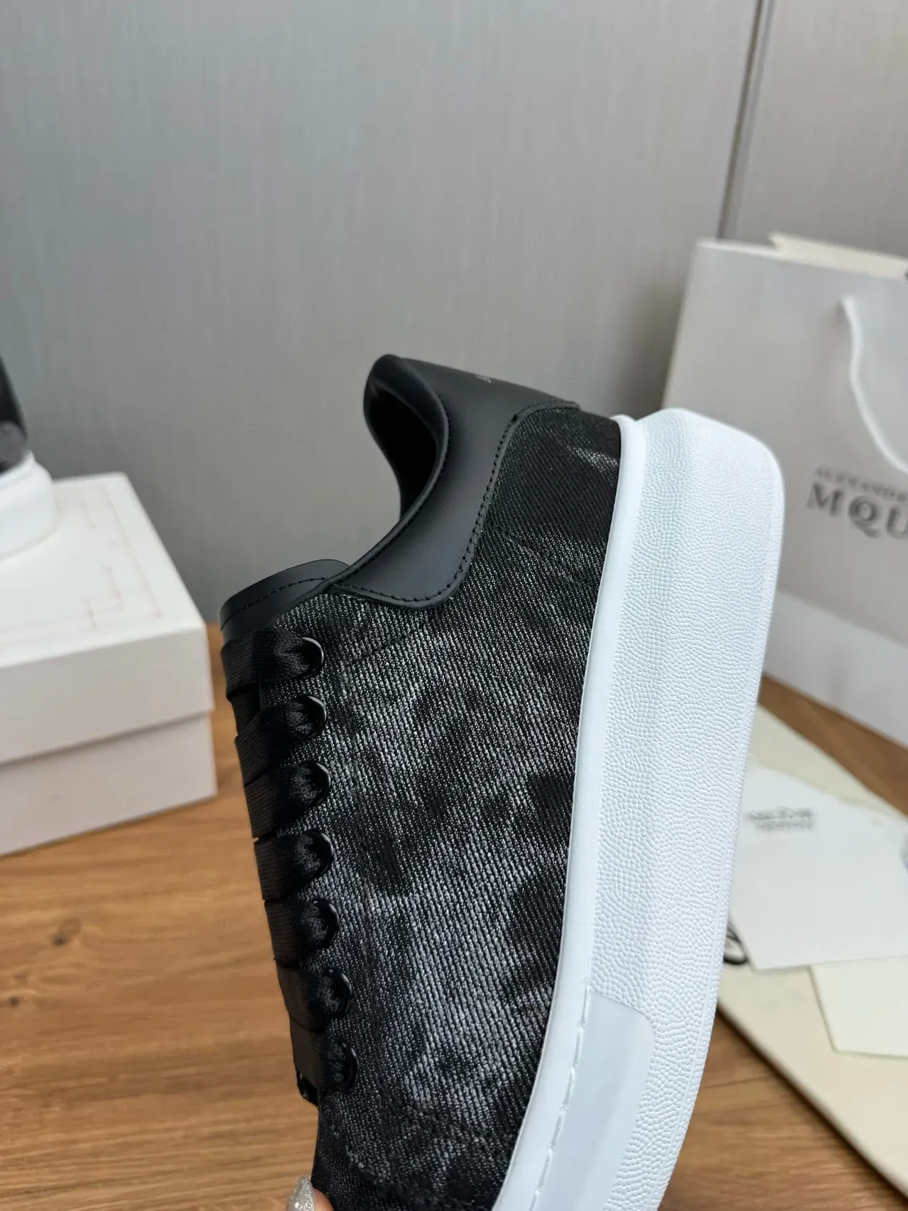 Alexander McQueen 超大运动鞋 黑白生活方式运动鞋 8