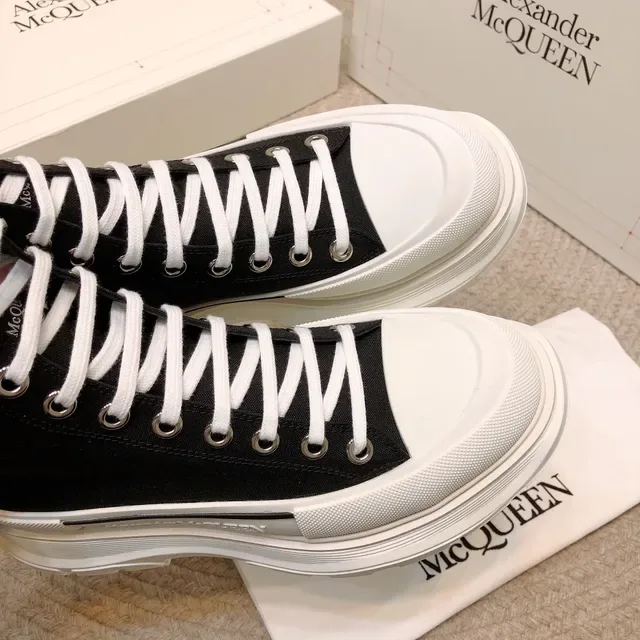 Alexander McQueen ওভারসাইজ্ড স্নিকার কালো এবং সাদা লাইফস্টাইল স্নিকার 2