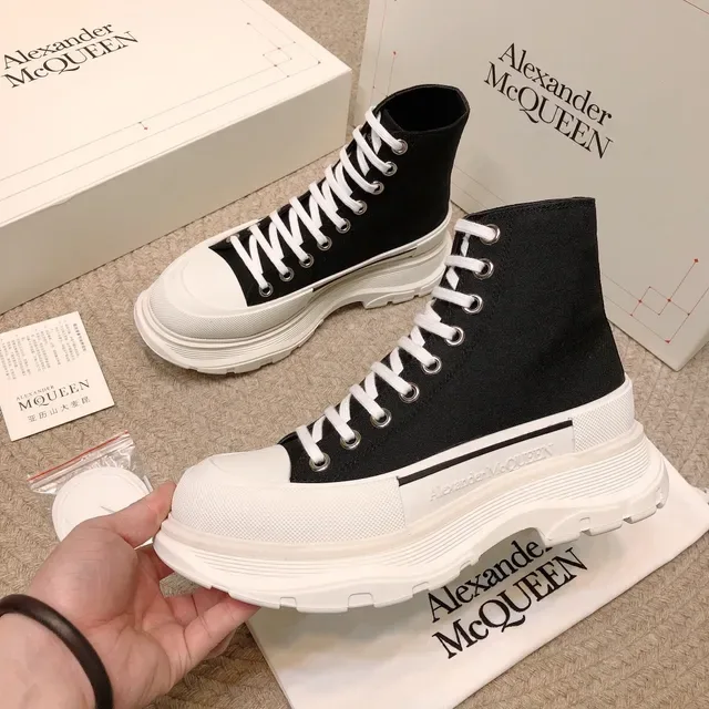 Alexander McQueen ওভারসাইজ্ড স্নিকার কালো এবং সাদা লাইফস্টাইল স্নিকার 9