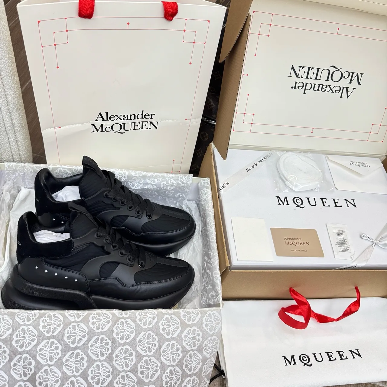 Alexander McQueen ओवरसाइज्ड काला चंकी स्नीकर 2