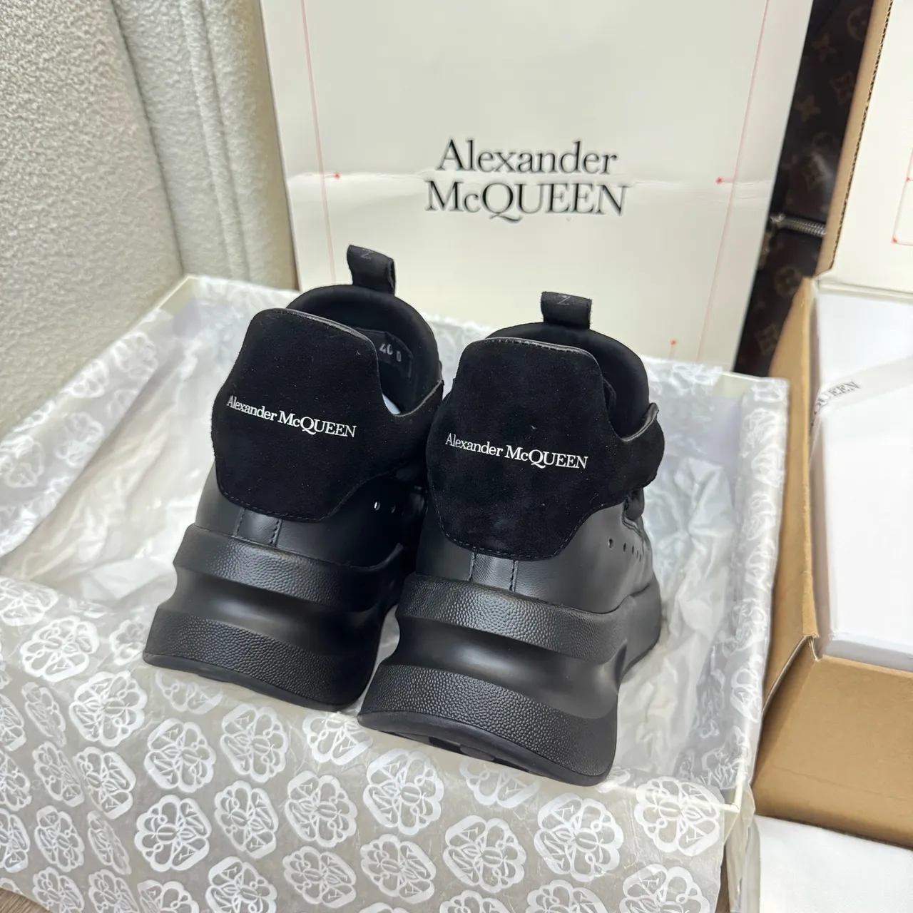 Alexander McQueen ओवरसाइज्ड काला चंकी स्नीकर 3