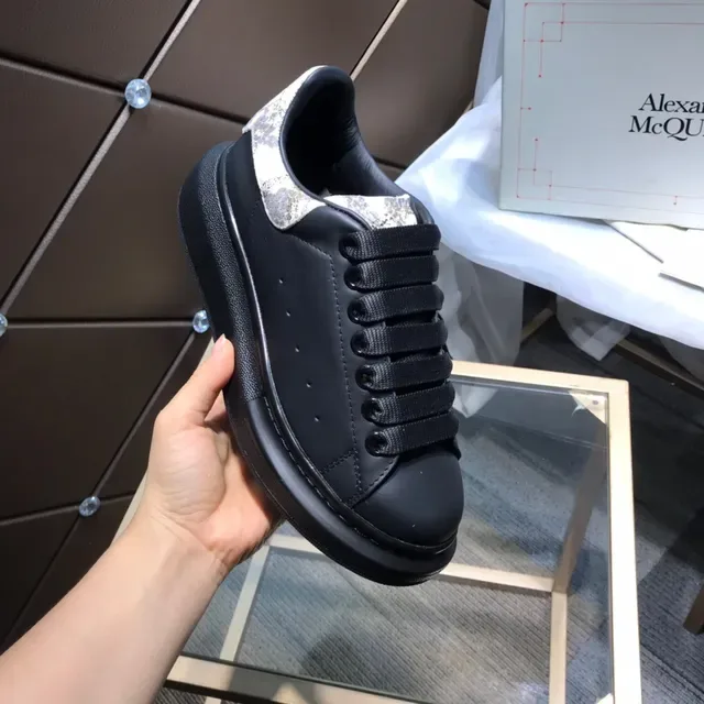 Alexander McQueen Oversized Sneaker أسود أبيض سولة منصة حزام مرن أربطة Lifestyle Sneakers 2