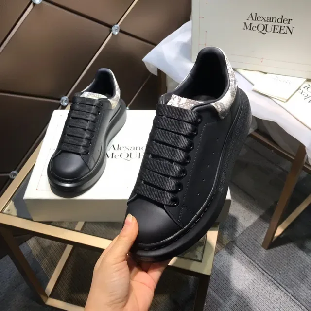 Alexander McQueen Oversized Sneaker أسود أبيض سولة منصة حزام مرن أربطة Lifestyle Sneakers 3