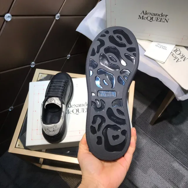 Alexander McQueen Oversized Sneaker أسود أبيض سولة منصة حزام مرن أربطة Lifestyle Sneakers 4