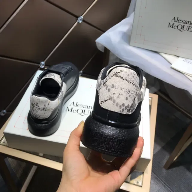 Alexander McQueen Oversized Sneaker أسود أبيض سولة منصة حزام مرن أربطة Lifestyle Sneakers 6
