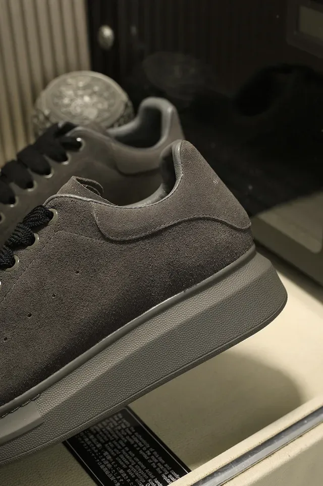 Alexander McQueen حذاء oversized جلد سويد رمادي داكن حذاء lifestyle 3