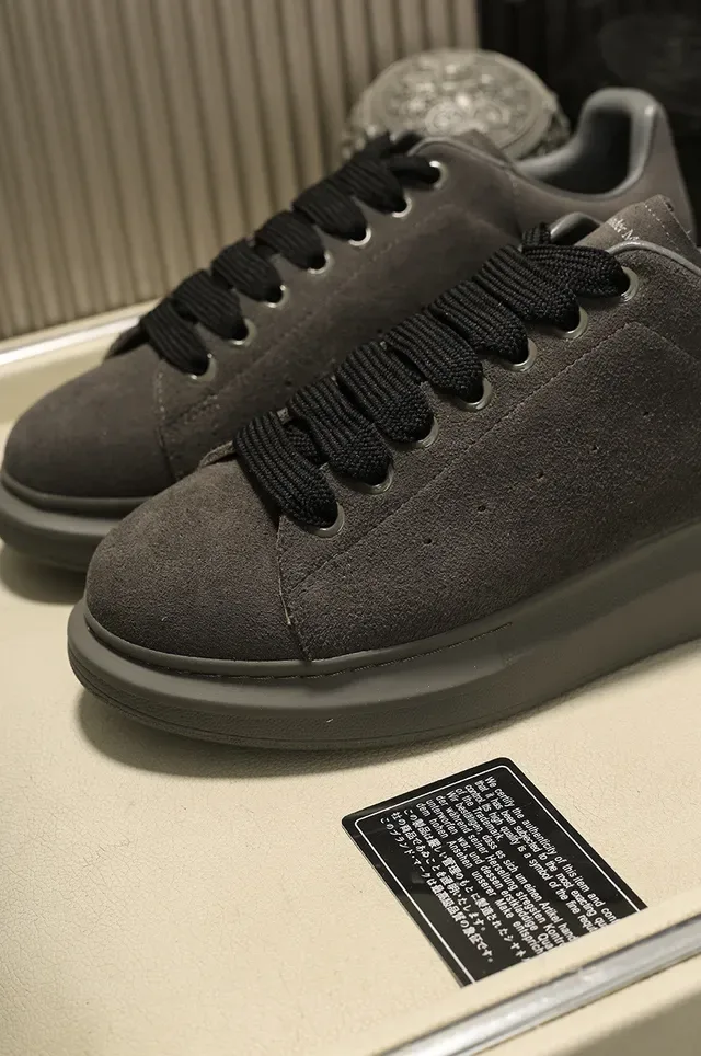Alexander McQueen حذاء oversized جلد سويد رمادي داكن حذاء lifestyle 4