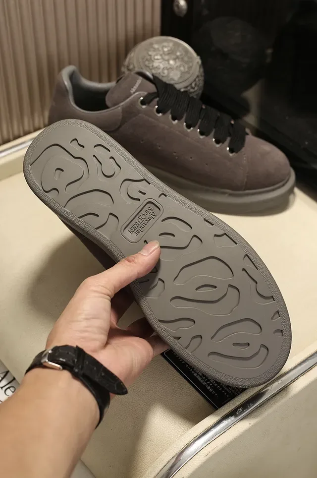 Alexander McQueen حذاء oversized جلد سويد رمادي داكن حذاء lifestyle 5