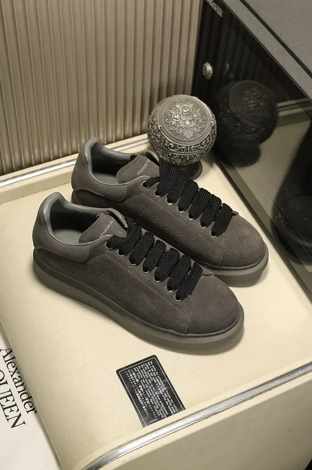 Alexander McQueen حذاء oversized جلد سويد رمادي داكن حذاء lifestyle 7