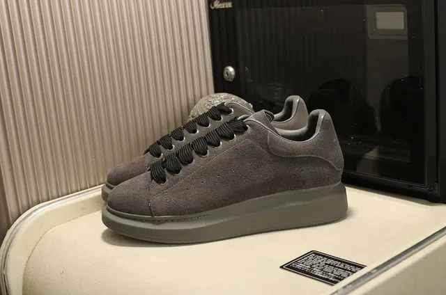 Alexander McQueen حذاء oversized جلد سويد رمادي داكن حذاء lifestyle 9