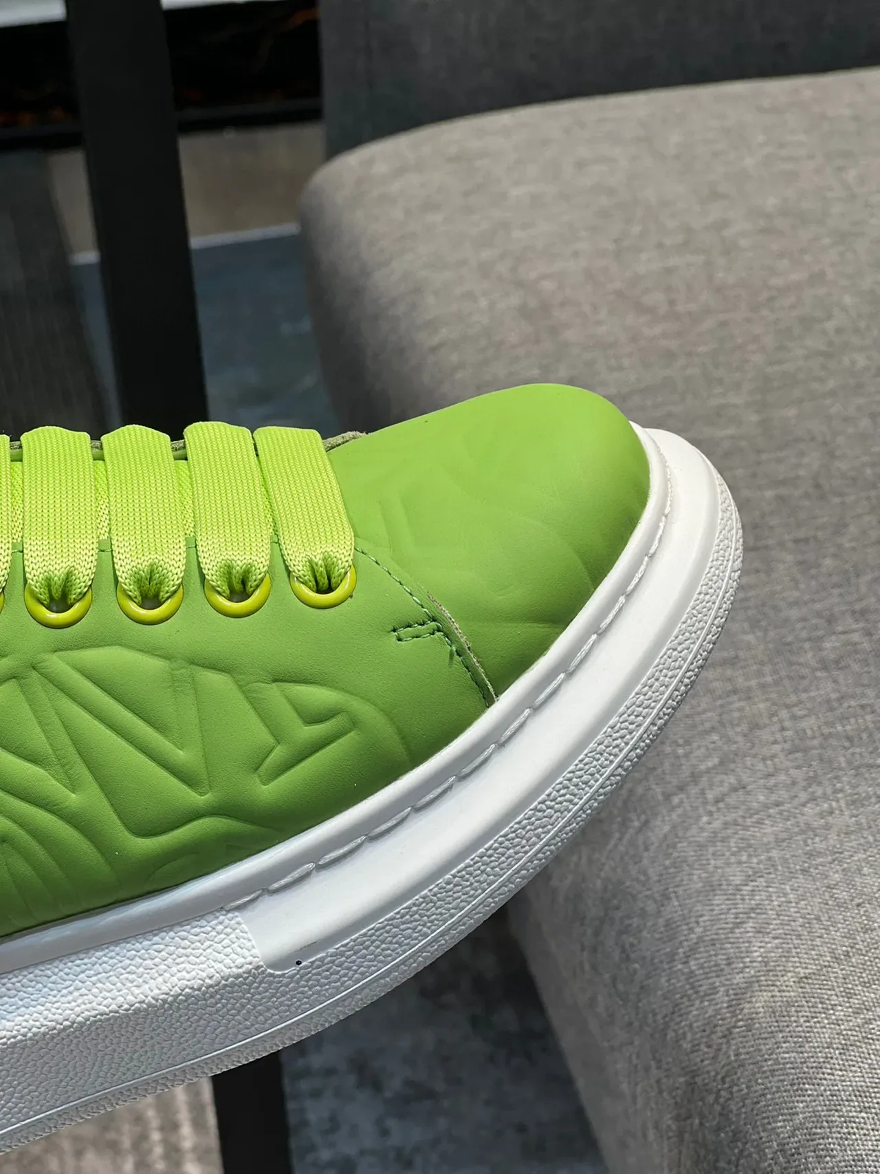 Alexander McQueen Basket oversized vert citron et blanc baskets lifestyle 2