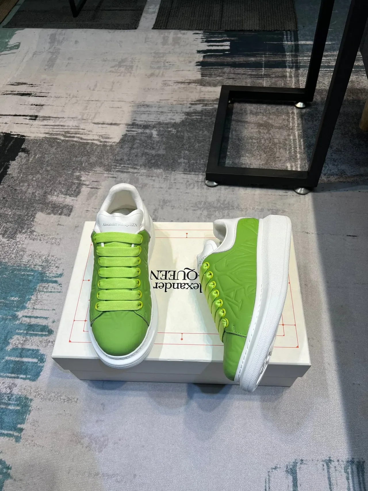 Alexander McQueen Basket oversized vert citron et blanc baskets lifestyle 3