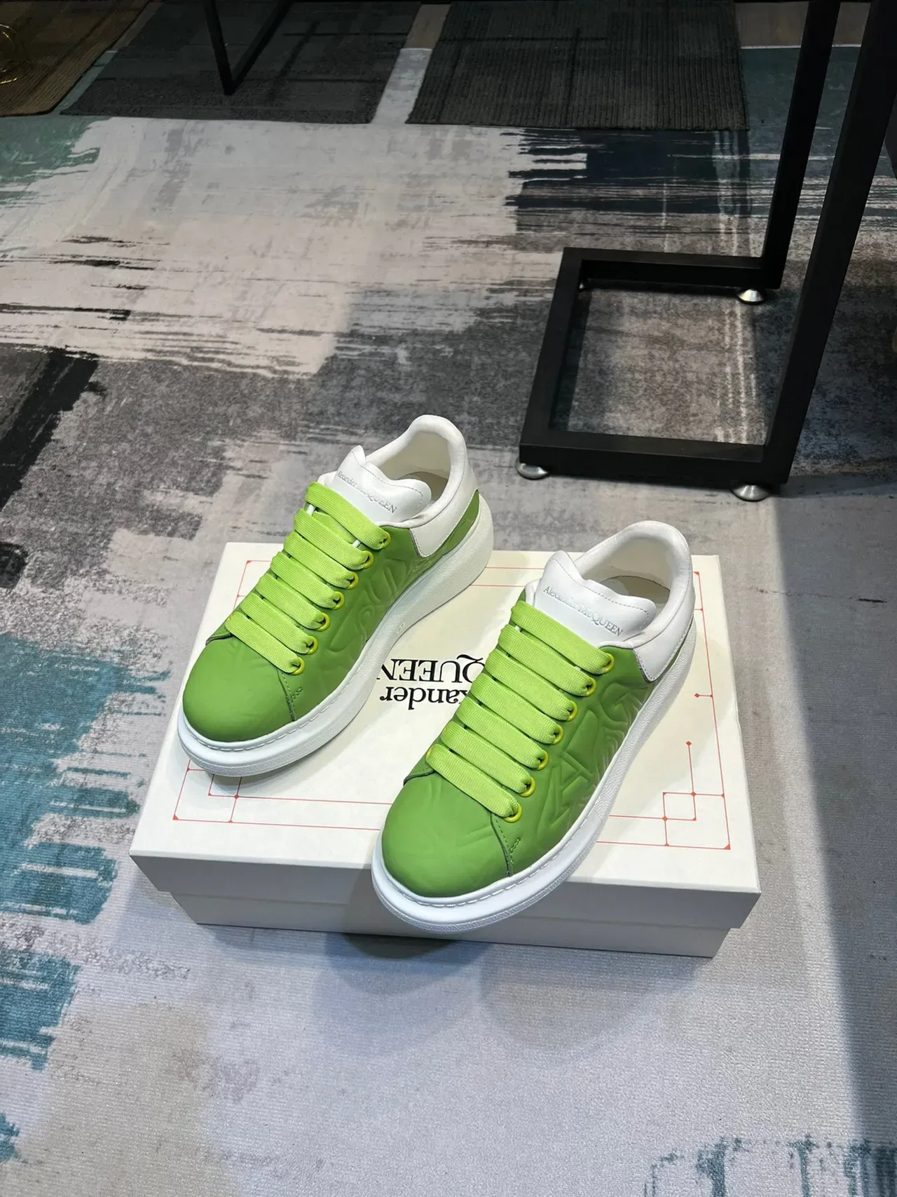 Alexander McQueen Basket oversized vert citron et blanc baskets lifestyle 4