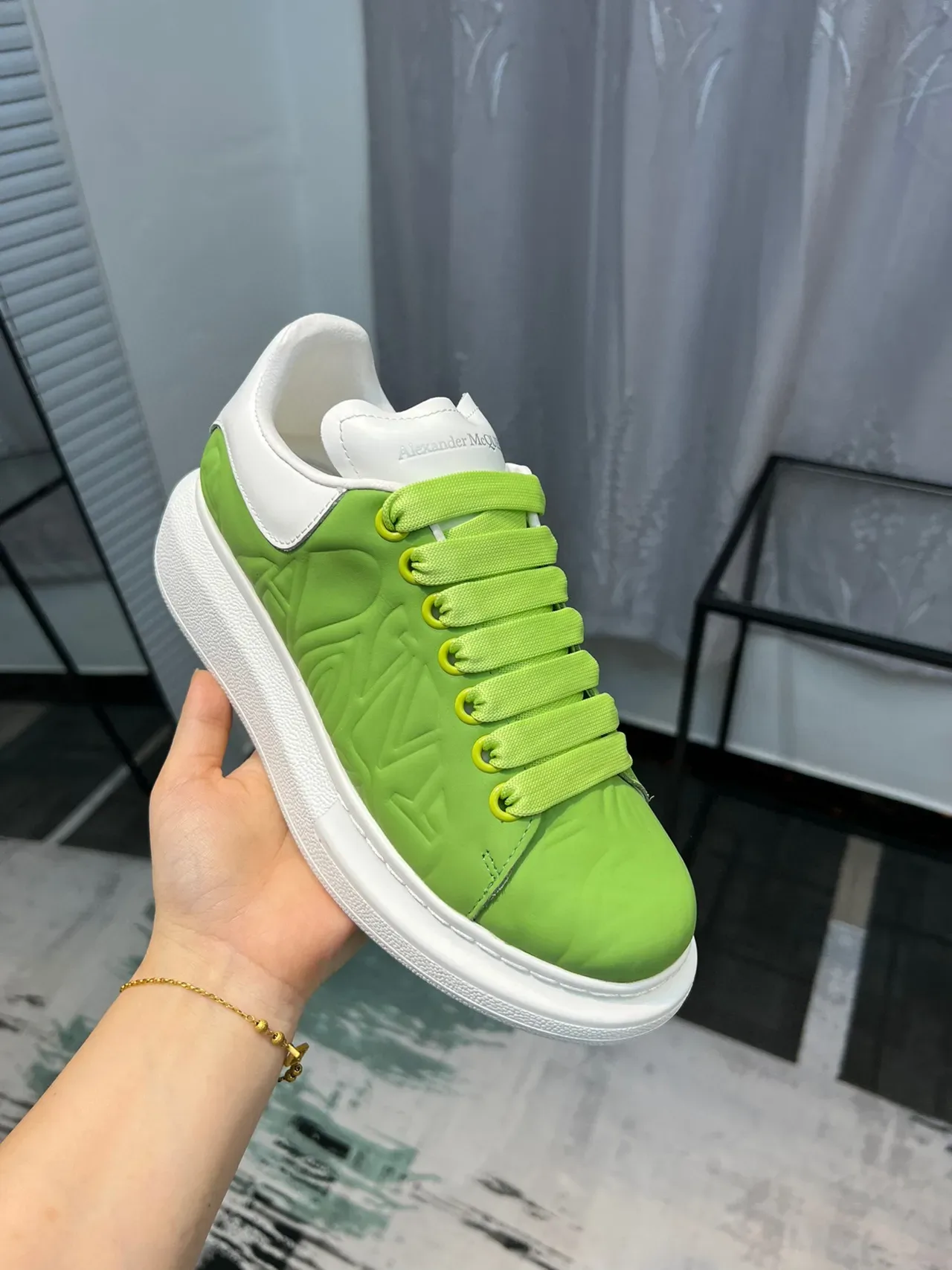 Alexander McQueen Basket oversized vert citron et blanc baskets lifestyle 5