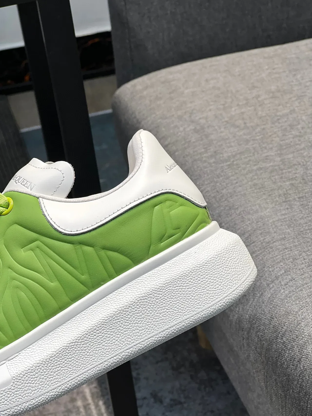 Alexander McQueen Basket oversized vert citron et blanc baskets lifestyle 6