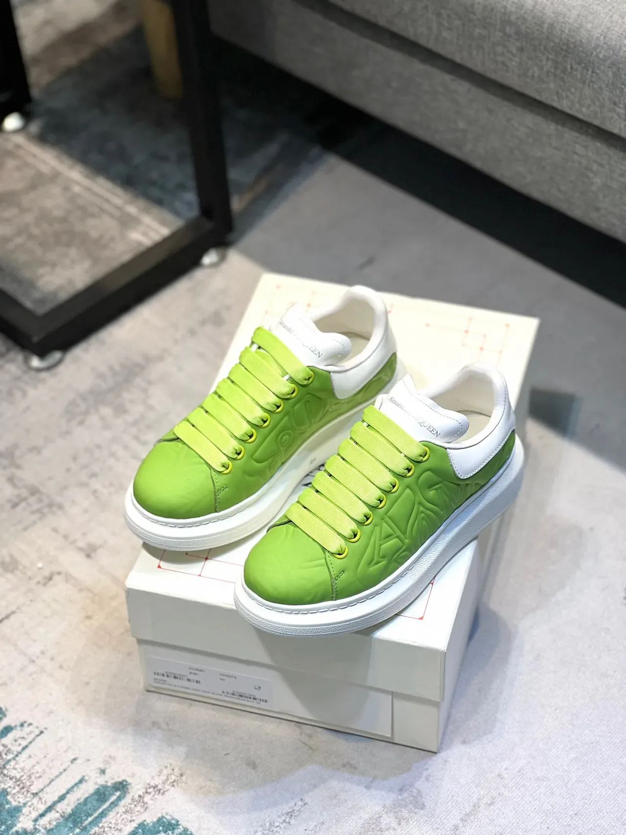 Alexander McQueen Basket oversized vert citron et blanc baskets lifestyle 7