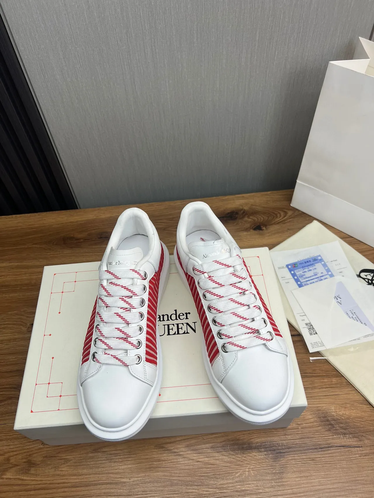 Alexander McQueen حذاء oversized أبيض وأحمر بأشرطة حذاء أسلوب حياة 2