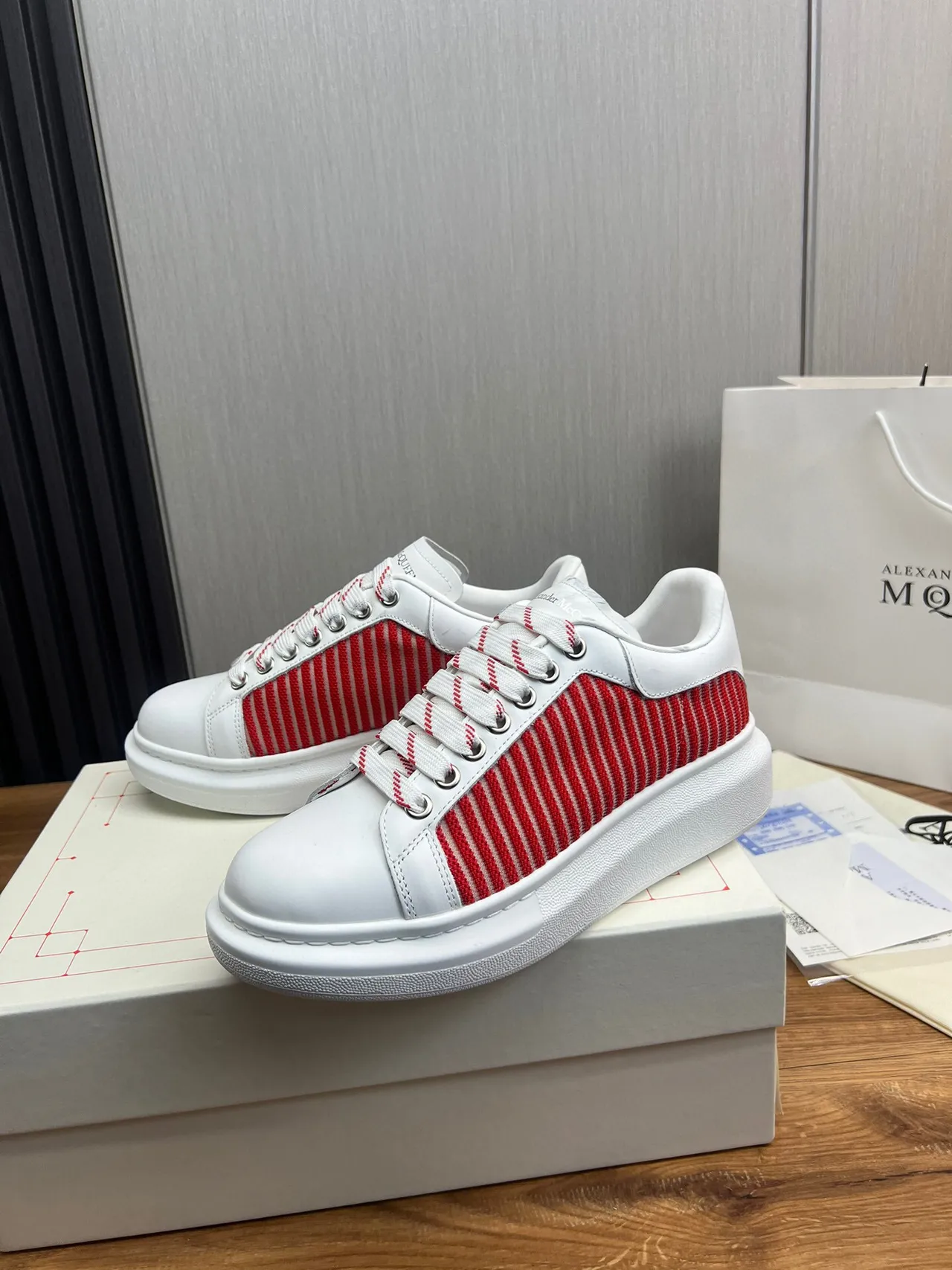 Alexander McQueen حذاء oversized أبيض وأحمر بأشرطة حذاء أسلوب حياة 3