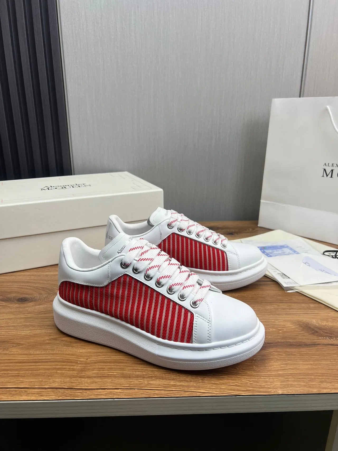 Alexander McQueen حذاء oversized أبيض وأحمر بأشرطة حذاء أسلوب حياة 5