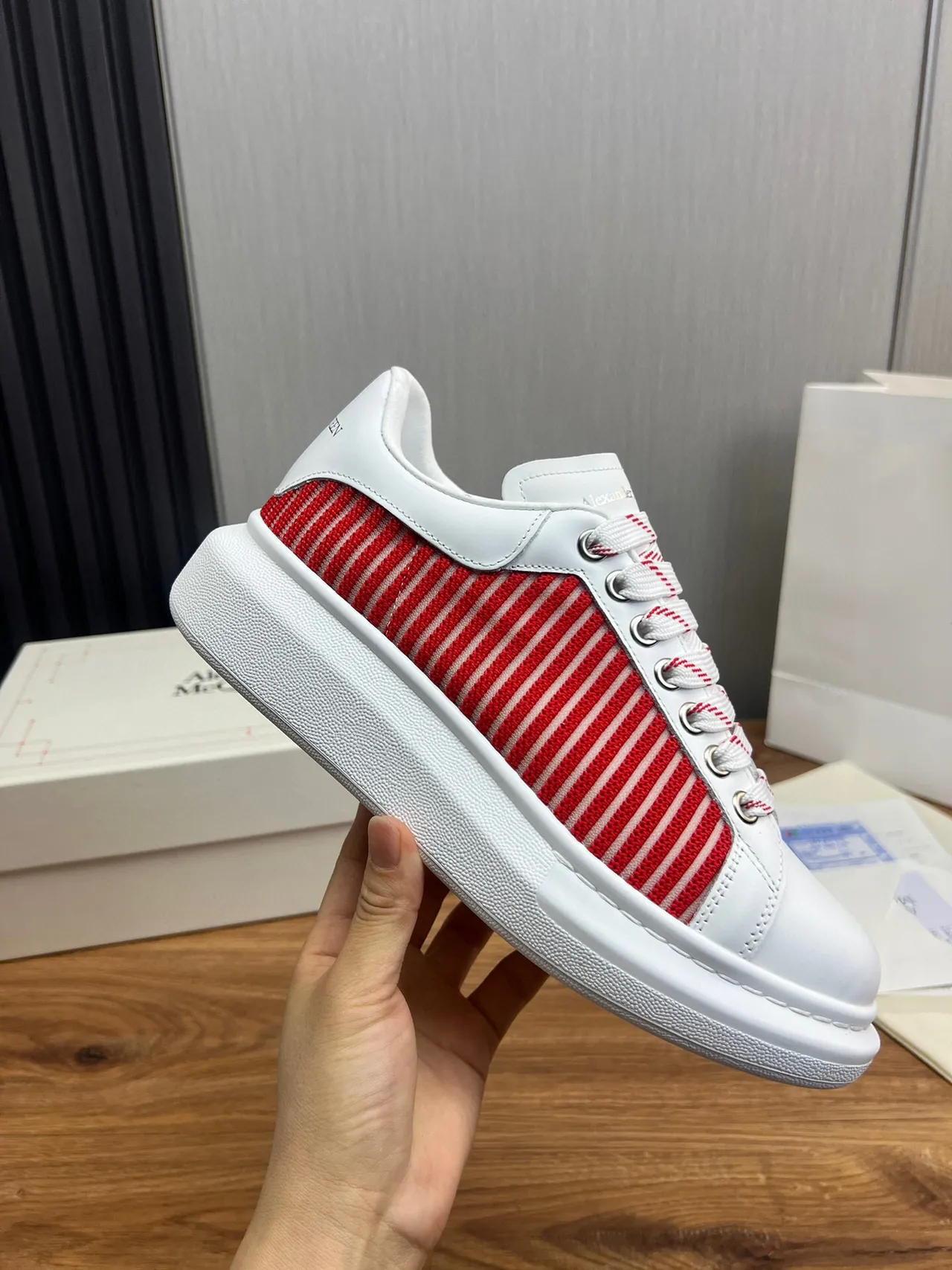 Alexander McQueen حذاء oversized أبيض وأحمر بأشرطة حذاء أسلوب حياة 7