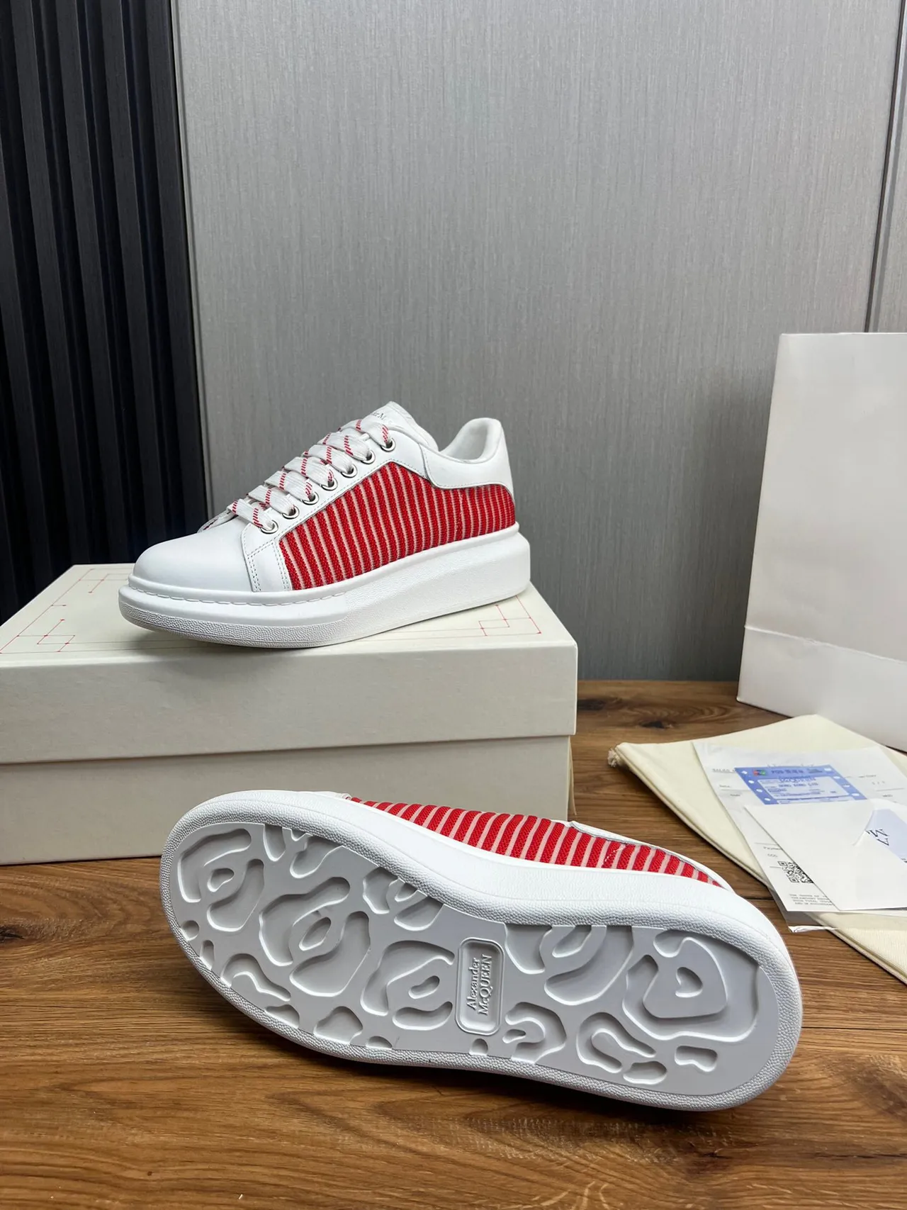 Alexander McQueen حذاء oversized أبيض وأحمر بأشرطة حذاء أسلوب حياة 9