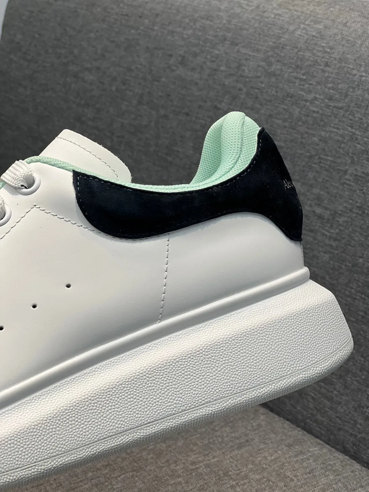 Alexander McQueen Sneakers Oversized Blanc Noir Vert Menthe Lifestyle 2
