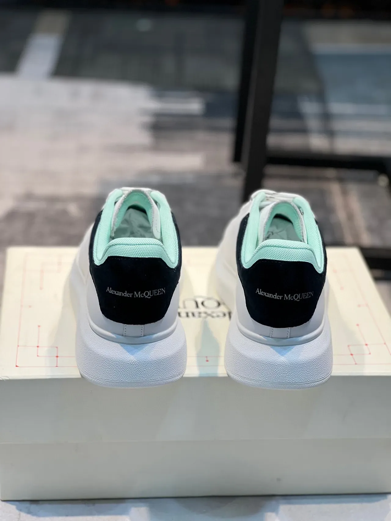 Alexander McQueen Sneakers Oversized Blanc Noir Vert Menthe Lifestyle 3