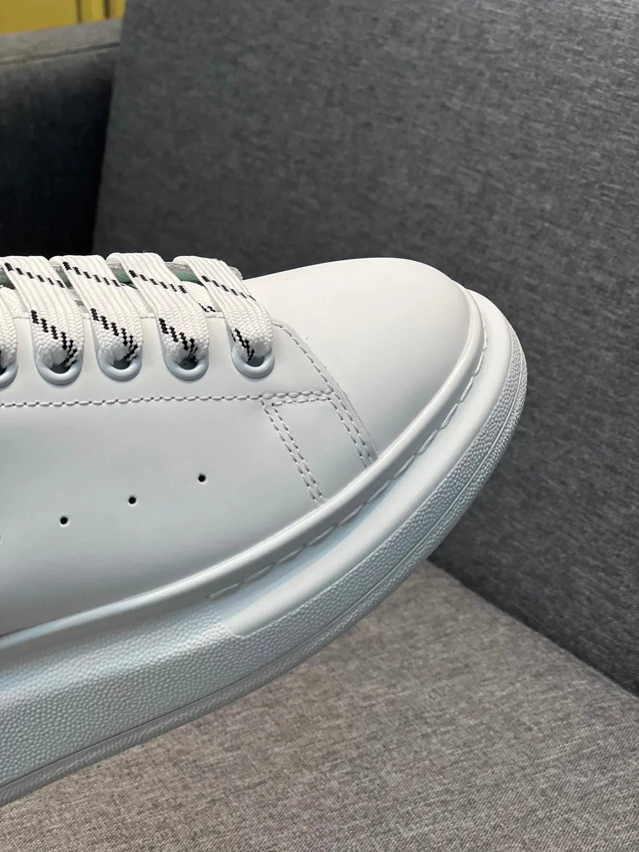 Alexander McQueen Sneakers Oversized Blanc Noir Vert Menthe Lifestyle 4