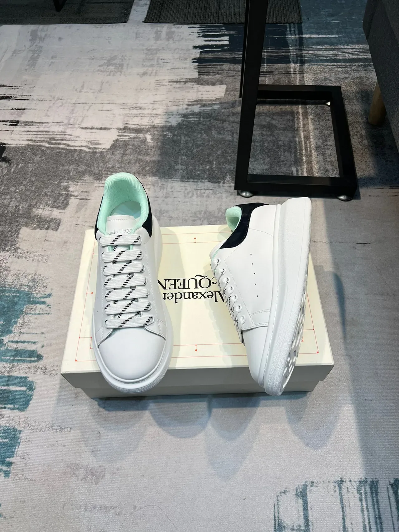 Alexander McQueen Sneakers Oversized Blanc Noir Vert Menthe Lifestyle 5