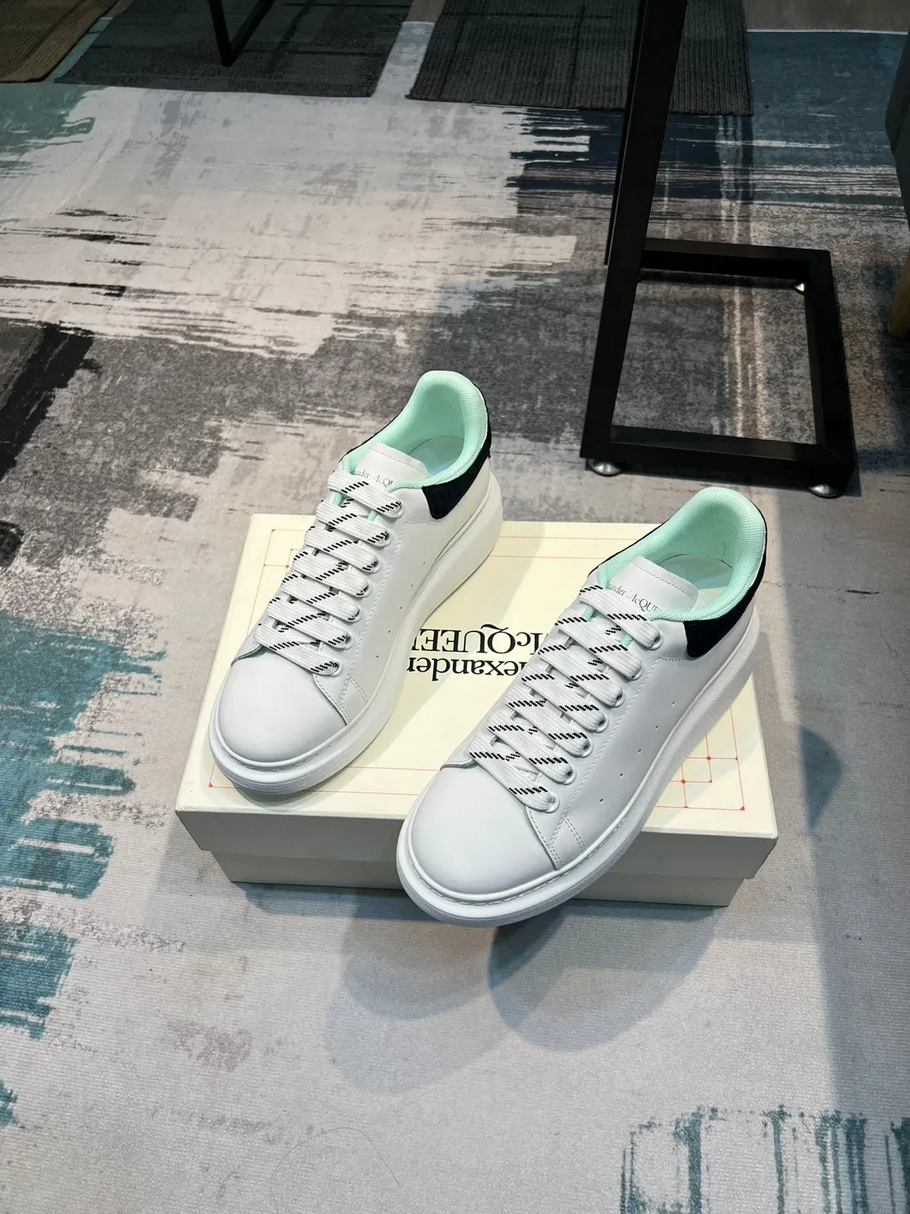 Alexander McQueen Sneakers Oversized Blanc Noir Vert Menthe Lifestyle 6