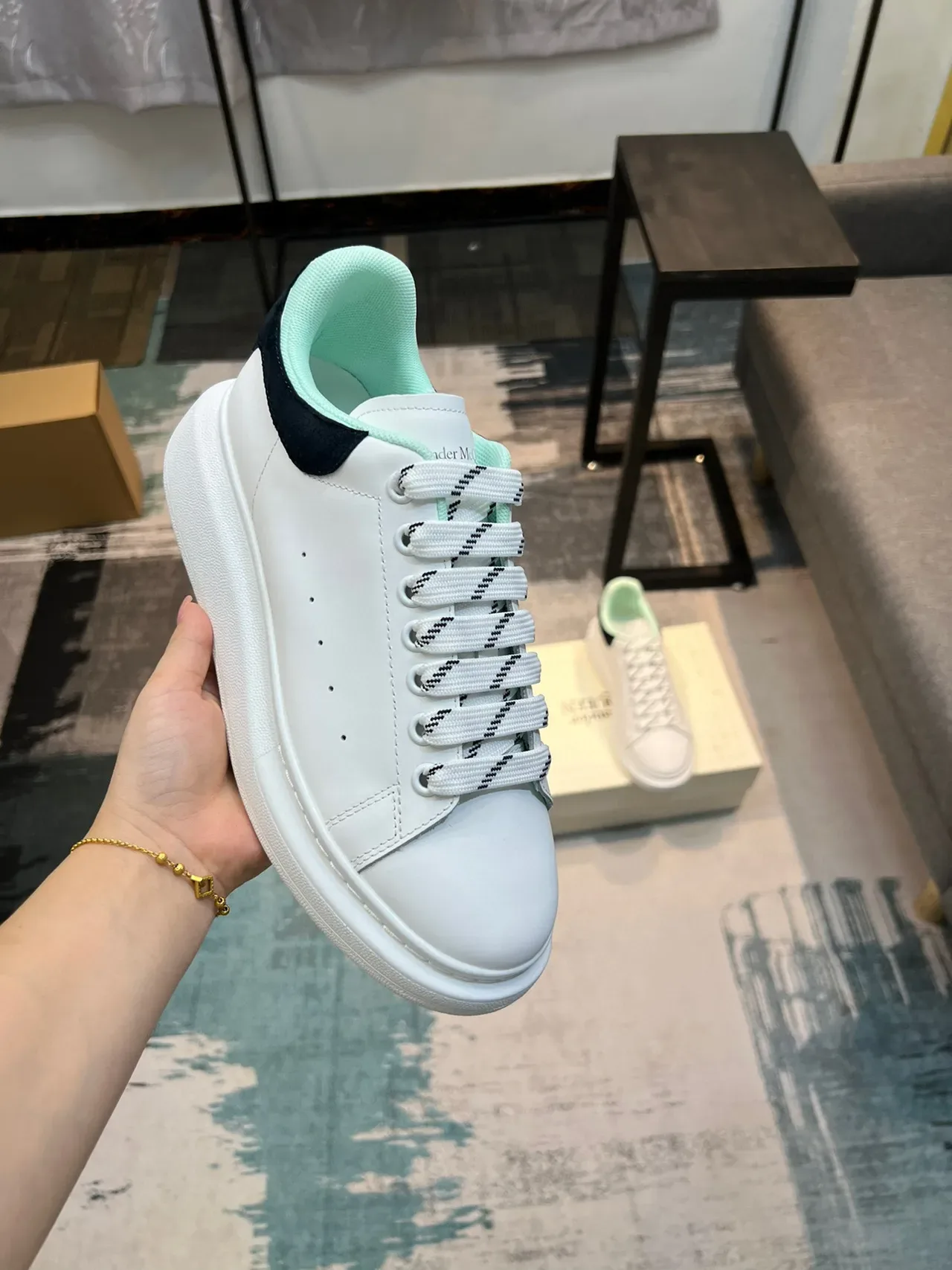 Alexander McQueen Sneakers Oversized Blanc Noir Vert Menthe Lifestyle 7