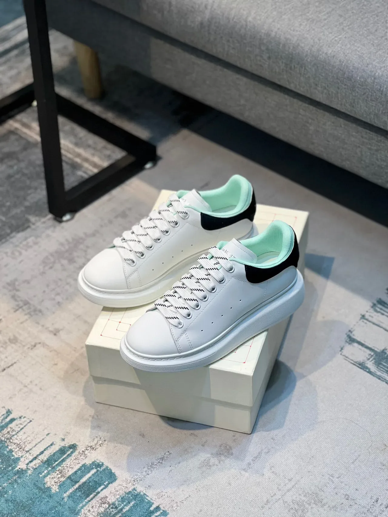 Alexander McQueen Sneakers Oversized Blanc Noir Vert Menthe Lifestyle 8