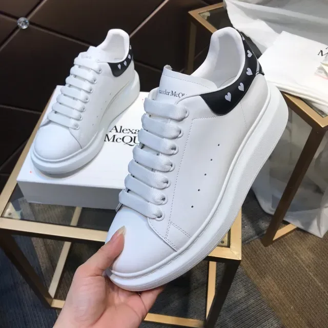 Alexander McQueen ওভারসাইজড স্নিকার সাদা কালো প্ল্যাটফর্ম সোল চামড়া উপর লাইফস্টাইল স্নিকার 2