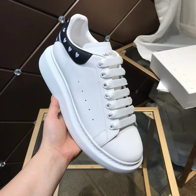 Alexander McQueen ওভারসাইজড স্নিকার সাদা কালো প্ল্যাটফর্ম সোল চামড়া উপর লাইফস্টাইল স্নিকার 3