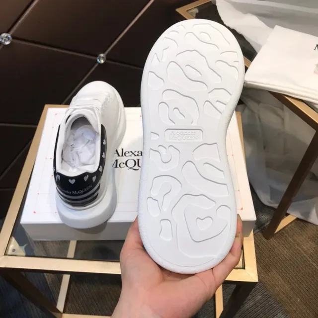 Alexander McQueen ওভারসাইজড স্নিকার সাদা কালো প্ল্যাটফর্ম সোল চামড়া উপর লাইফস্টাইল স্নিকার 4