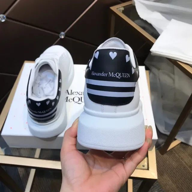 Alexander McQueen ওভারসাইজড স্নিকার সাদা কালো প্ল্যাটফর্ম সোল চামড়া উপর লাইফস্টাইল স্নিকার 6