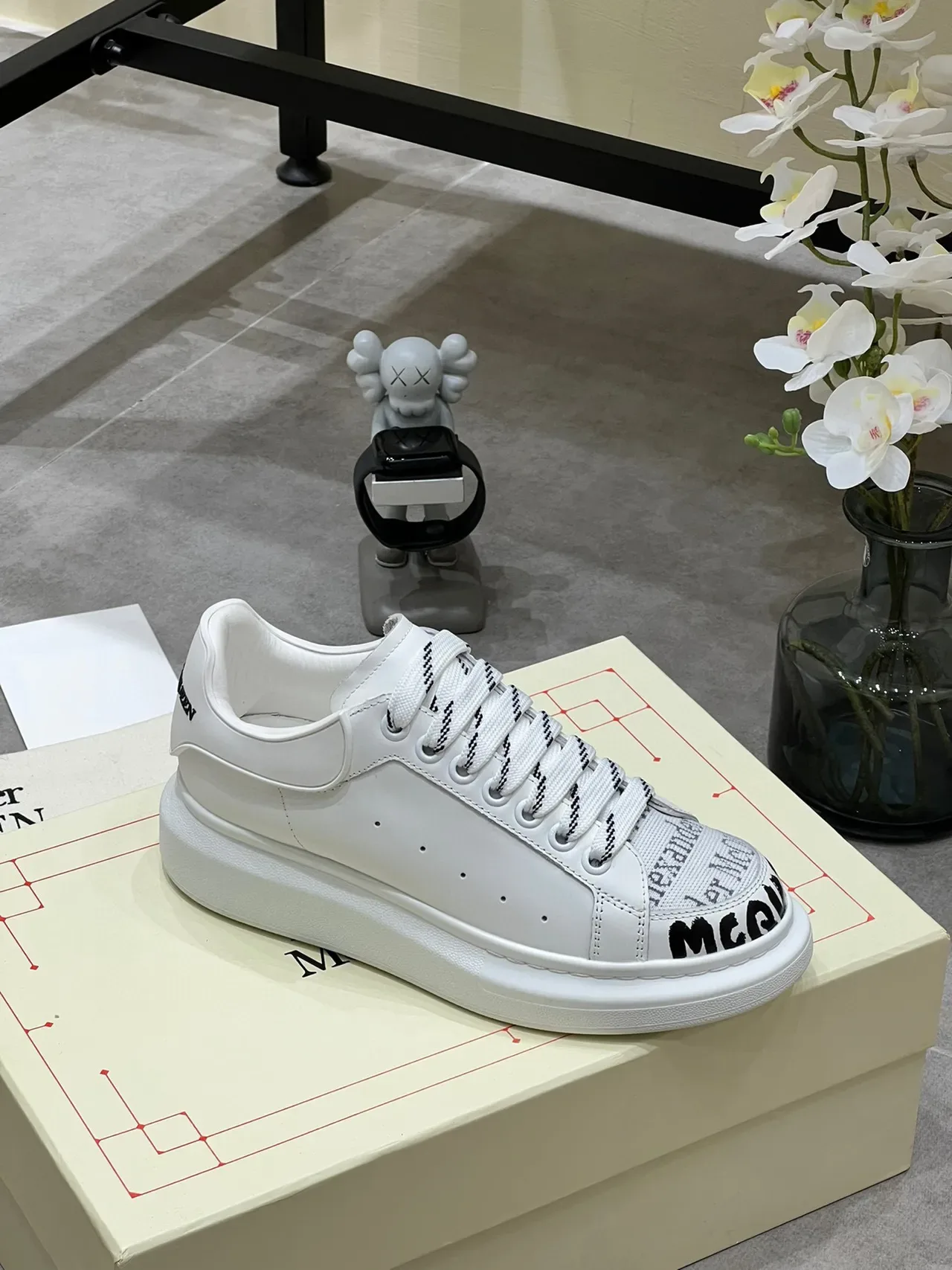 Alexander McQueen Sneakers Oversized Blanc Noir Semelle Plateforme Texte Imprimé Marque Lifestyle 2