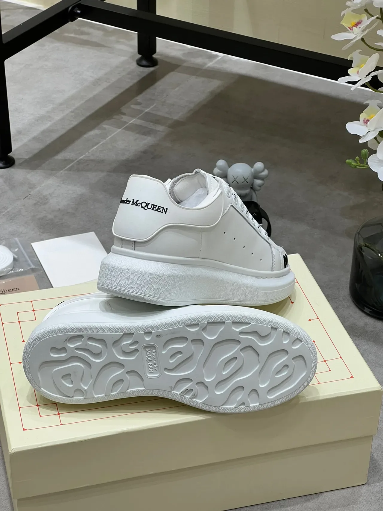 Alexander McQueen Sneakers Oversized Blanc Noir Semelle Plateforme Texte Imprimé Marque Lifestyle 3