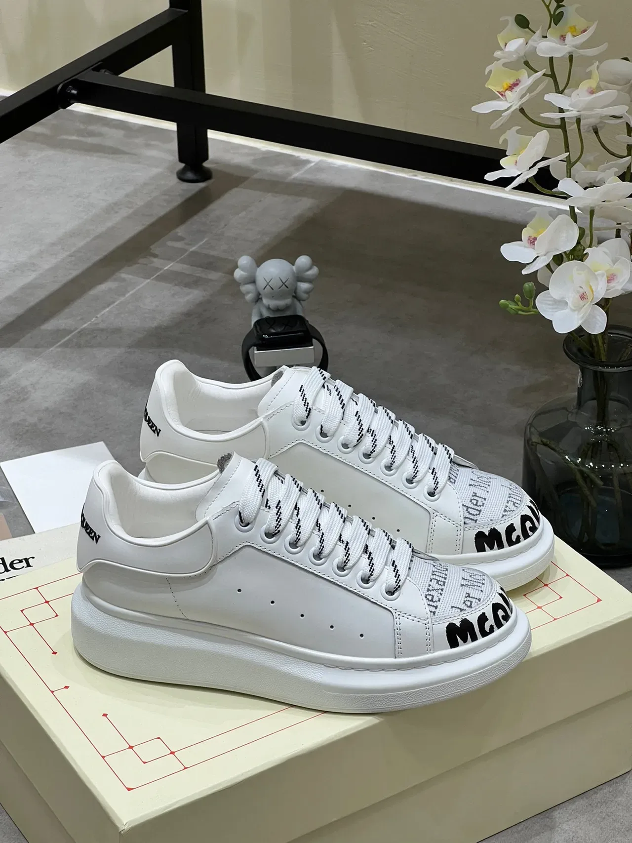 Alexander McQueen Sneakers Oversized Blanc Noir Semelle Plateforme Texte Imprimé Marque Lifestyle 7