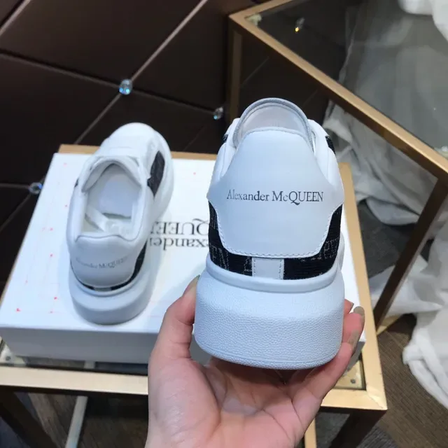 Alexander McQueen Oversized Sneaker White Black Platform Sole Text-Print Side Panel Chunky Sneakers 5