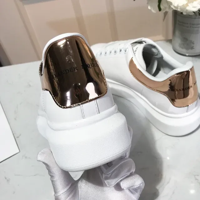 Alexander McQueen حذاء oversized سيليويت أبيض ذهبي جلد أعلى حذاءات نمط حياة 2