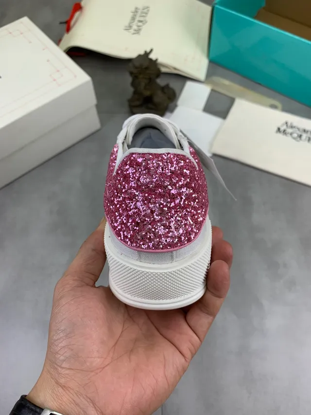 Alexander McQueen Tênis Oversized Branco e Rosa Silhueta Glitter Heel Tab Lifestyle Sneakers 4