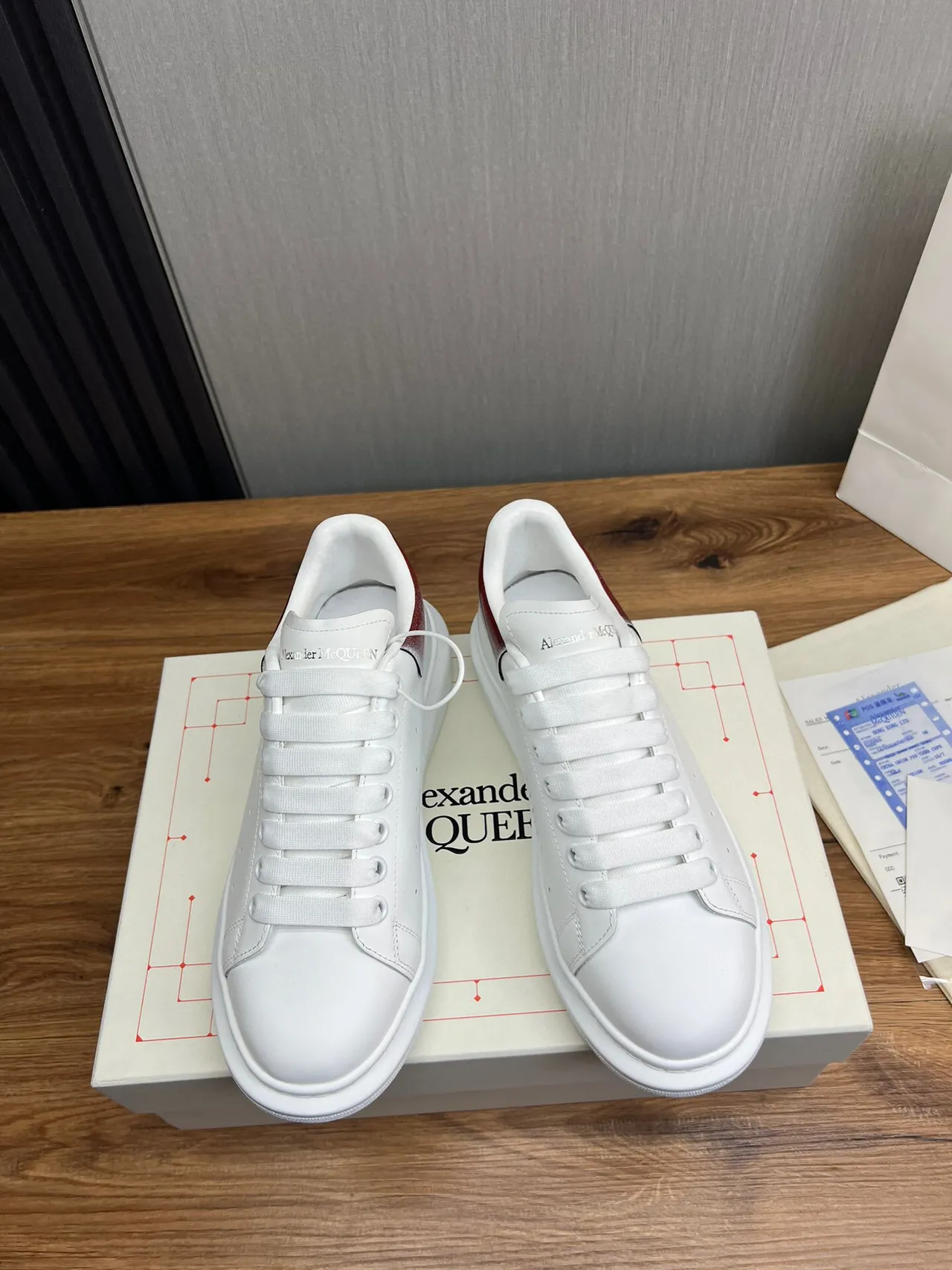 Alexander McQueen 超大运动鞋 白色红色平台鞋底 光滑皮革鞋面 生活方式运动鞋 2