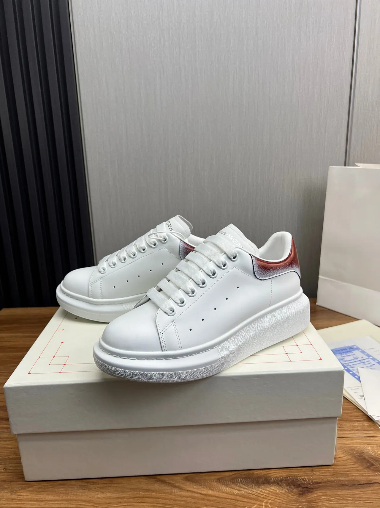 Alexander McQueen 超大运动鞋 白色红色平台鞋底 光滑皮革鞋面 生活方式运动鞋 3