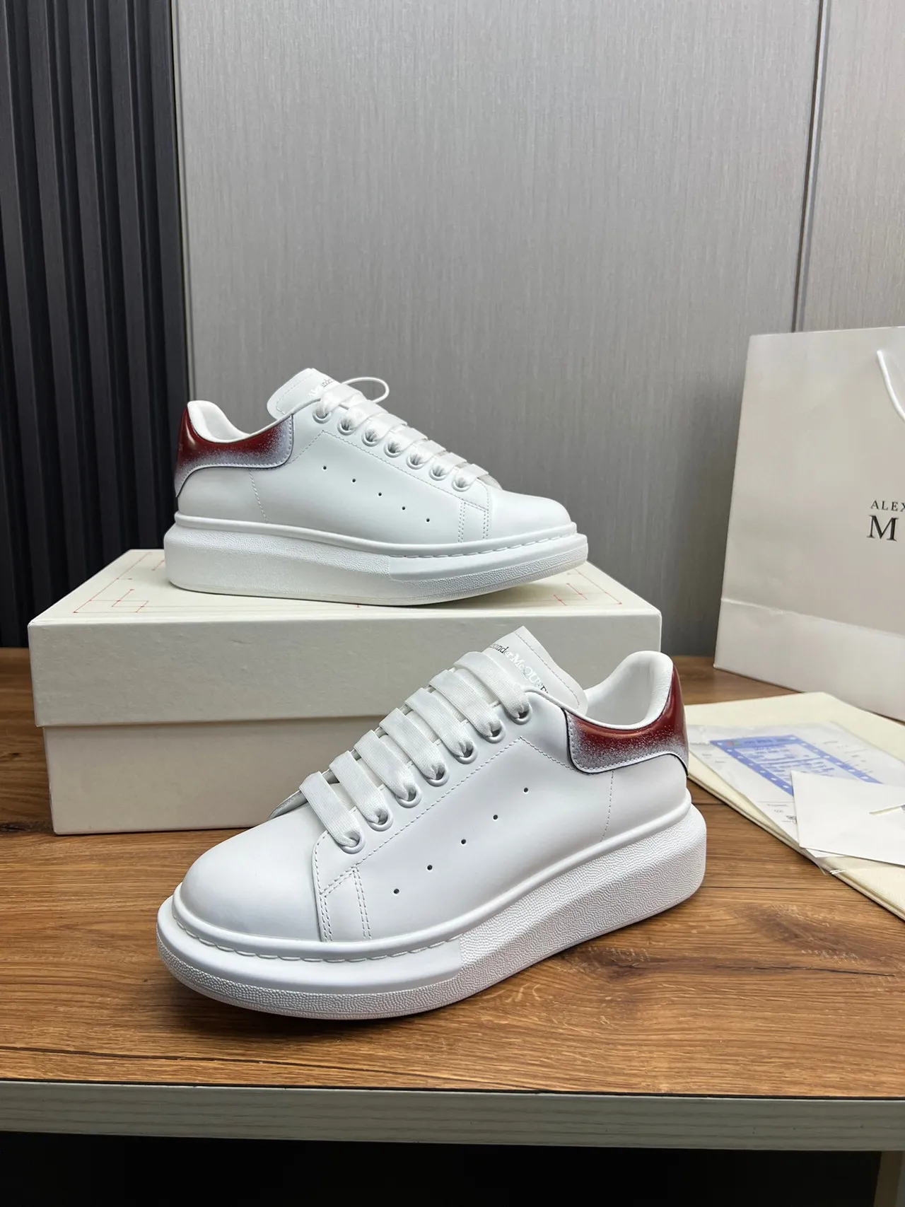Alexander McQueen 超大运动鞋 白色红色平台鞋底 光滑皮革鞋面 生活方式运动鞋 4